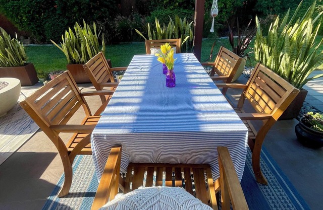 Serene garden setting w/private yard, dog-friendly, hot-tub, 7 min to beach