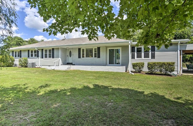 Serene Home on Pond - 5 Mi to Dtwn Greensboro