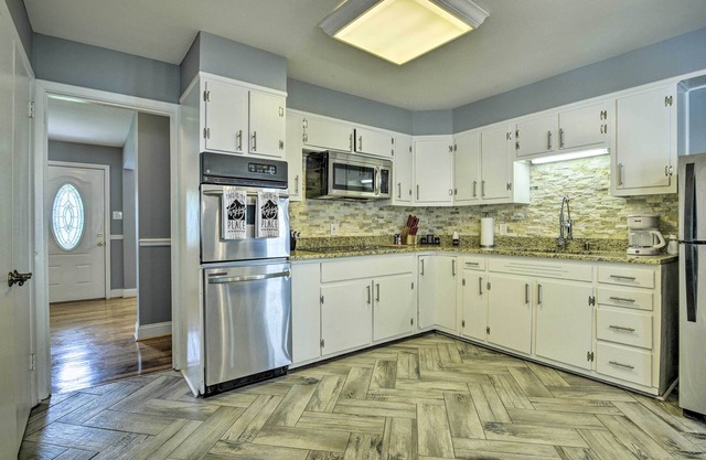 Serene Home on Pond - 5 Mi to Dtwn Greensboro