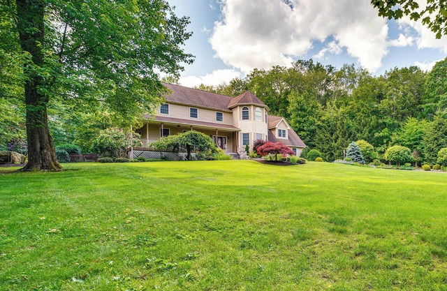 Serene Hudson Valley Escape w/Pool & Grill