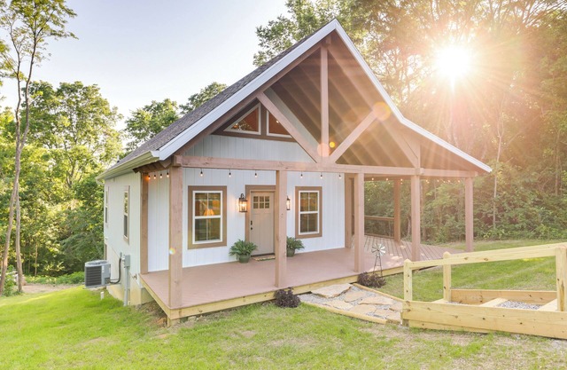 Serene Kentucky Cabin w/Fireplace + Fire Pit!