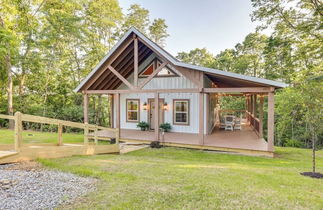 Serene Kentucky Cabin w/Fireplace + Fire Pit!