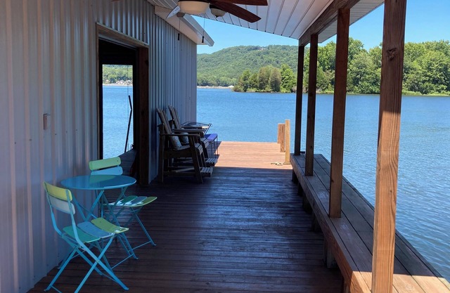 Serene lakefront home on Lake Guntersville with boat house & fishing from dock