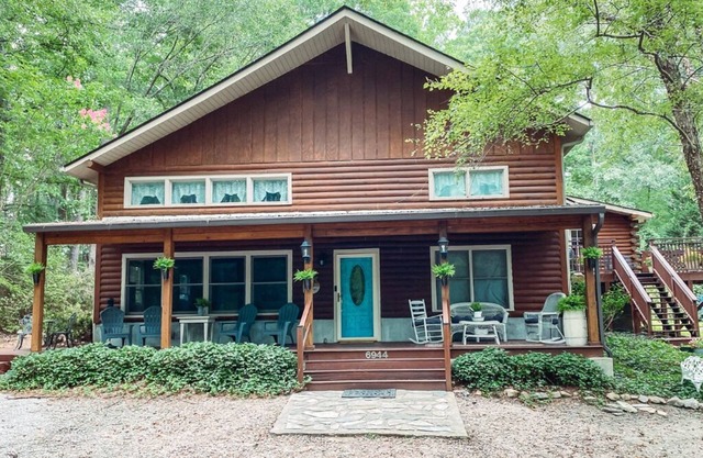 Serene Log Cabin Haven: Experience Rustic Charm in Cary- families welcome!