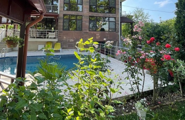 Serene Luxury Villa with Private Pool in Yalova