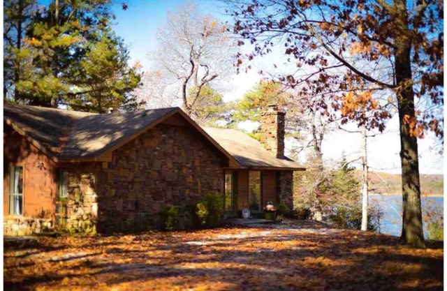 Serene & Private Lakefront Cabin- Beaver Lake Northwest Arkansas