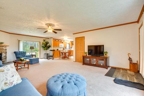 Serene Zanesville Getaway Hot Tub, 2 Decks!