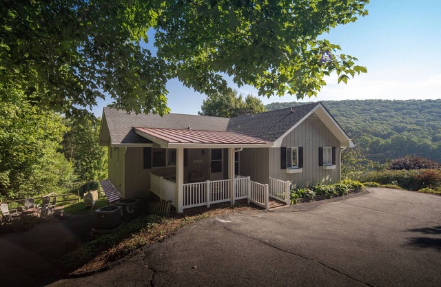 Serenitee Cottage at Mountain Glen Community- Newland, NC GOLF and Pickle Ball!