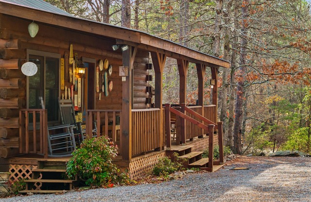 Serenity-A Romantic Secluded Riverfront 1 level expansive log cabin with hot-tub