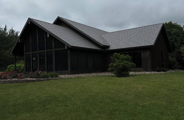 Serenity by The Pond is a spacious 3 bedroom only 5 minutes from Atwood Lake.