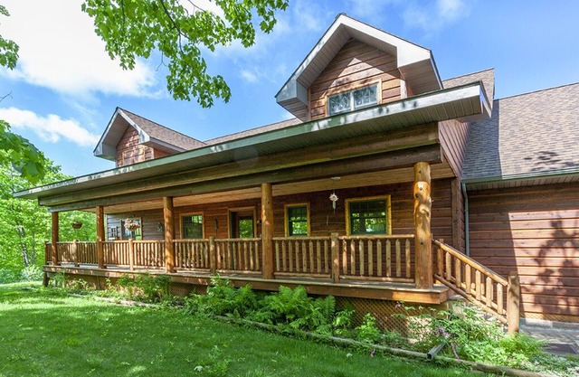 Serenity Lodging- Large Peaceful Home-10 miles from the Heart of Downtown