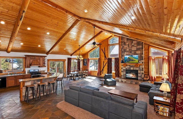 Serenity Now Lodge by Destination Big Bear: Luxury Log Home in Castle Glen Estates! Hot Tub! Pool Table! Ping Pong!