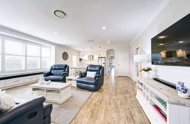 Serenity on Severn - Exquisite Family Home, 3 TVs