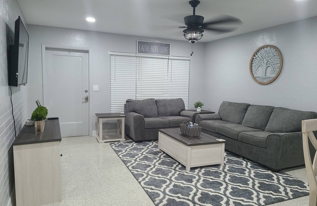 Serenity Palms of Pinellas - Central to all beaches , St. Pete etc!