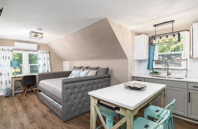 Serenity Studio - Adorable and Spacious Studio with Full Kitchen near HPU