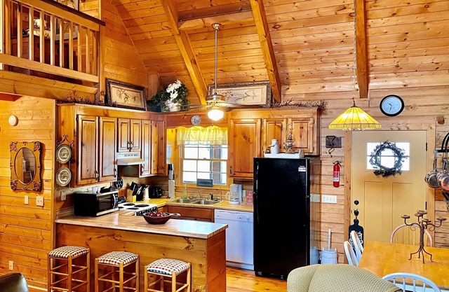 Shabby Chic meets the mountains! Sleeps 6