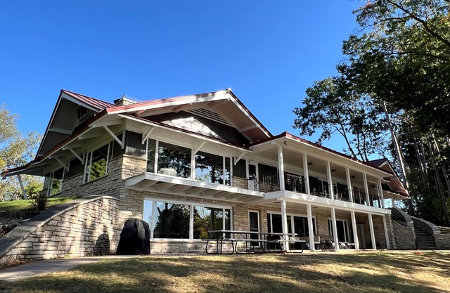 Shadow Lake Retreat House ~ Waterfront ~ Includes kayaks, paddle boards, bikes.