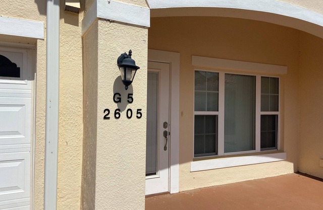 Shantiniketan G 5/2605/50 minutes to the Disney 2 mile to down town Tavares.