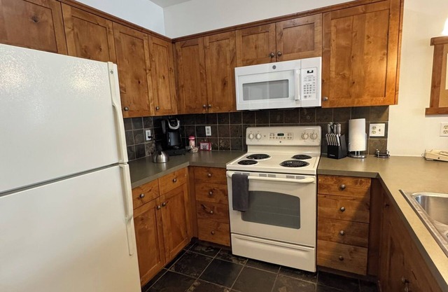 Shared Roof Top Hot tub Silver Mtn adjoining studio available also