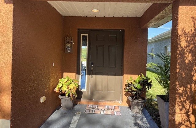 Sharing bedroom with bathroom in a beautifully home near Tampa Premium Outlets,