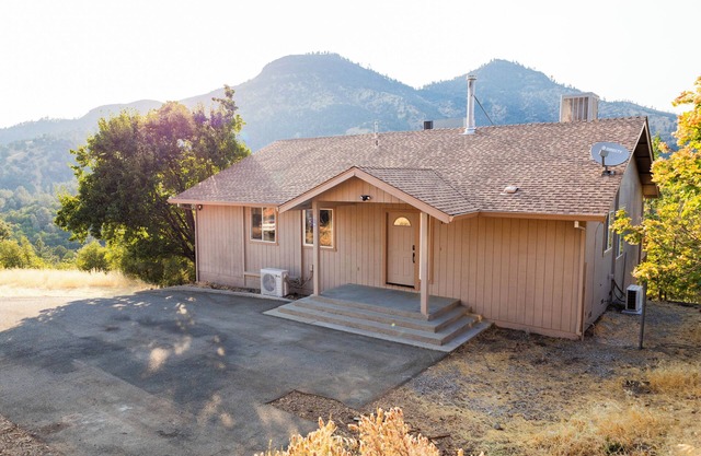 Shasta Lake Beautiful House w/Hot Tub, BBQ, Ping Pong & Foosball Table