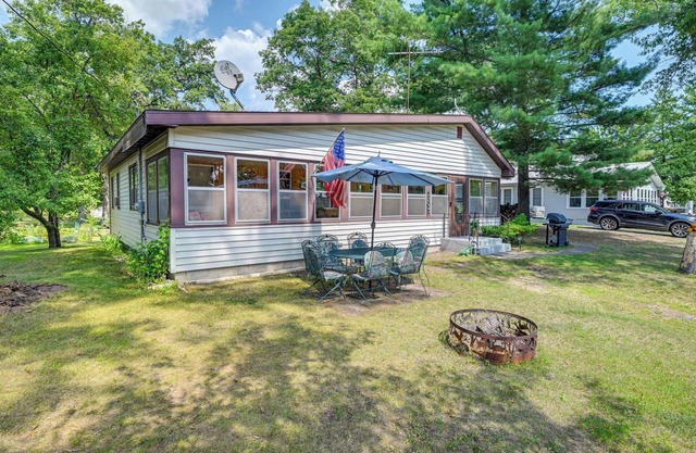 Shawano Cabin Getaway - Walk to Lake & Park!