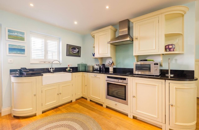 Shell Cottage - sleeps 8 guests in 4 bedrooms