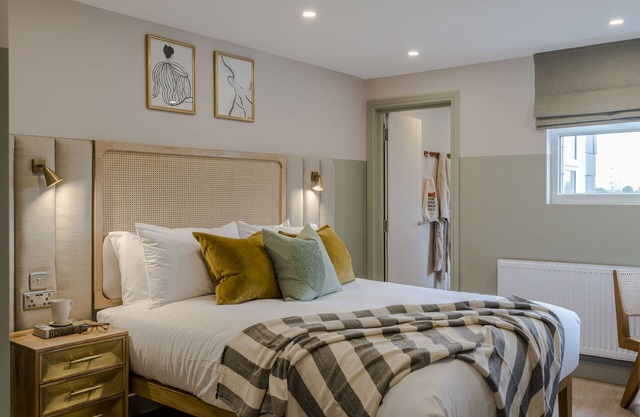 Shepherds Bush | 2 Bed Apartment TF