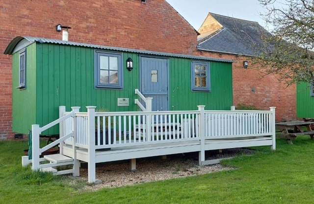 Shepherds hut with hot tub and onsite bistro and gym close to Hadrian's Wall and beach.