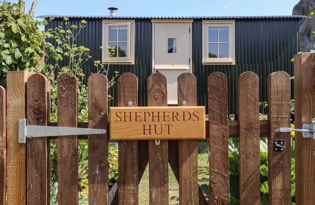 SHEPHERDS HUT, pet friendly, with open fire in Harleston