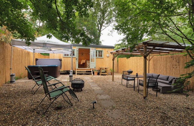 Shepherds Hut With Hot Tub. Pet-friendly. Own Private Garden Area
