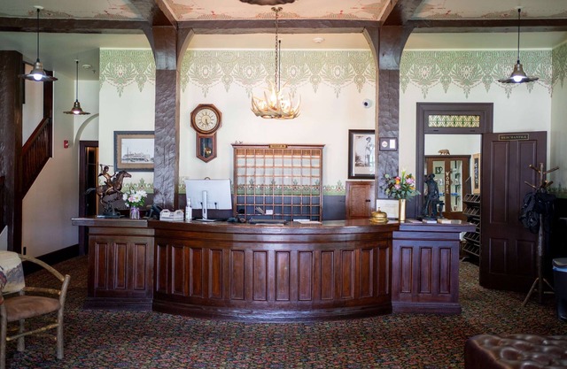 Sheridan Inn, B/W Signature Collection