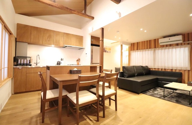 Shinsaibashi area*2-story building completely rented out*3 min. from Nagahoribashi station and 6 min. from Shinsaibashi station*Complete with Wi-Fi*Great for a tourist base*.