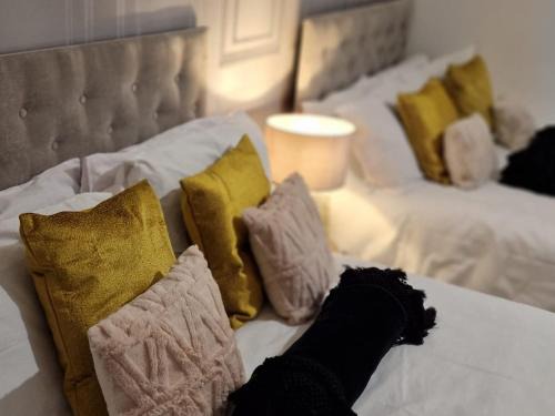 SHM Stays Leicester. Newly Renovated! 15 min drive from City Centre, University. 9 min Drive to Leicester City Stadium, 5 min drive to M1 & M69. 2 min walk to bus stop.