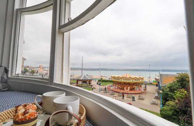 SHORE VIEW, pet friendly, country holiday cottage in Weymouth