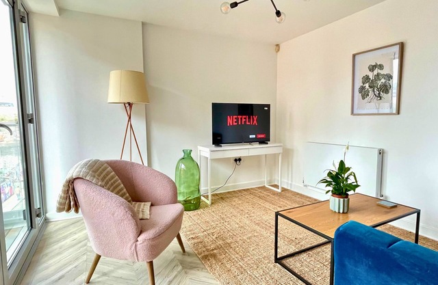 Shoreditch Skyline: Modern 2 Bed Flat By Station