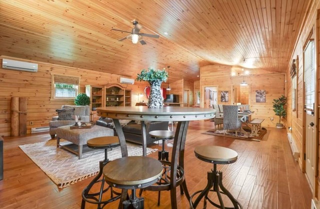 Shoreline Shadows Log Cabin + Hot Tub!