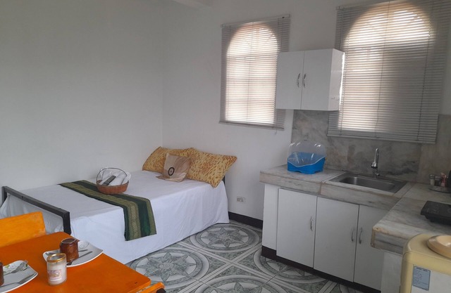 Short ride dine, bars,malls,schools,hosp.near beaches,volcanoes,Subic/Clark base