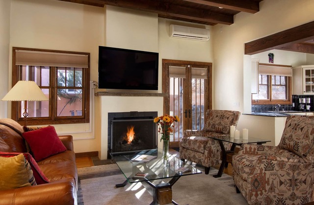 Short stroll to the historic plaza, Canyon Road & Railyard District Restaurants