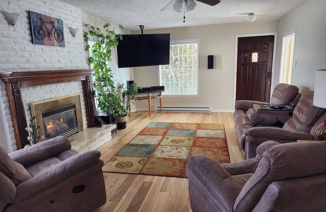 Short Walk to Historic Downtown and Greenbelt!