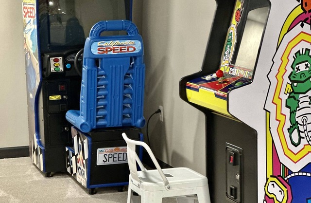 Sidelines @ Grand Park Game Room Basketball Court Sleeps 13+