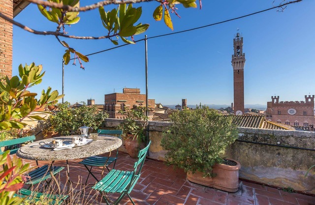Siena: prestigious dwelling with elevator, roof terrace and panoramic terrace