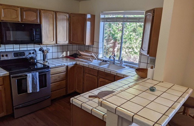 Sierra Foothills Getaway - beautiful deck & views!