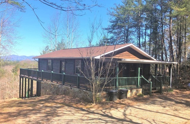 Simplicity- A beautiful view from wrap-around deck, remodeled kitchen minutes Ocoee River and 15 minutes to Blue Ridge