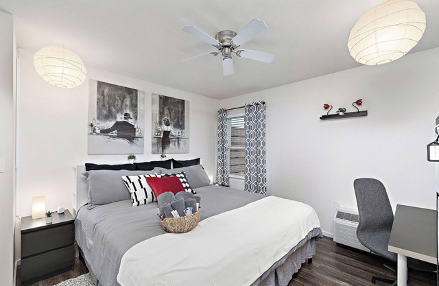 Sinatra's Escape King Bd Fast WiFi Dedicated Parking and Workspace Accessible