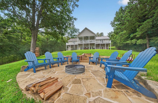 Sinclair Bluff Delight- Spacious 5/3 LAKEFRONT w/BOAT HOUSE, FIRE PIT, BAR
