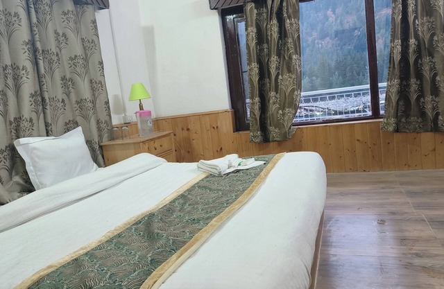 Singh Saab Rooms & Cafe