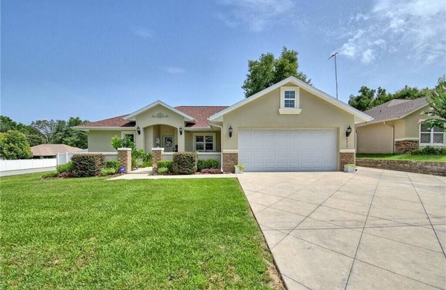 Single family home blocks from the Villages