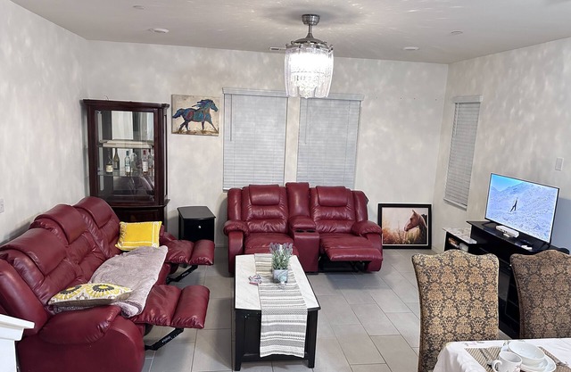 Single House! One Bedroom Downstairs!Near Ontario! Pet Friendly! 500 Mbps WiFi !