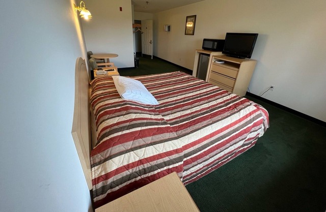 Single King Suite with Free Breakfast and Parking!